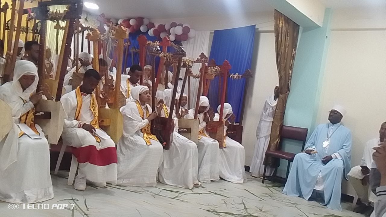 የወላይታ ሶዶ ማእከል ለ8 ወራት ያስተማራቸውን 45 የበገና ዘማርያንን አስመረቀ።
