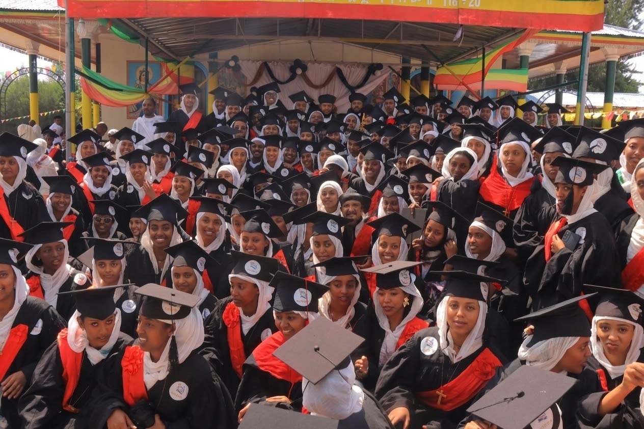 የአዲስ አበባ ማእከል 500 የግቢ ጉባኤ ተማሪዎች መመረቃቸውን ገለጸ።